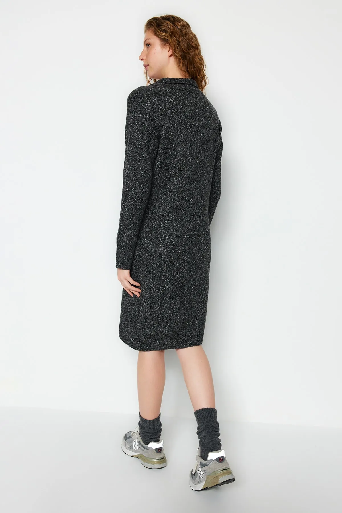 Trendyol Collection  Anthrazitfarbenes Midi-Strickkleid aus Wolle mit Rollkragen TWOAW24EL00009
