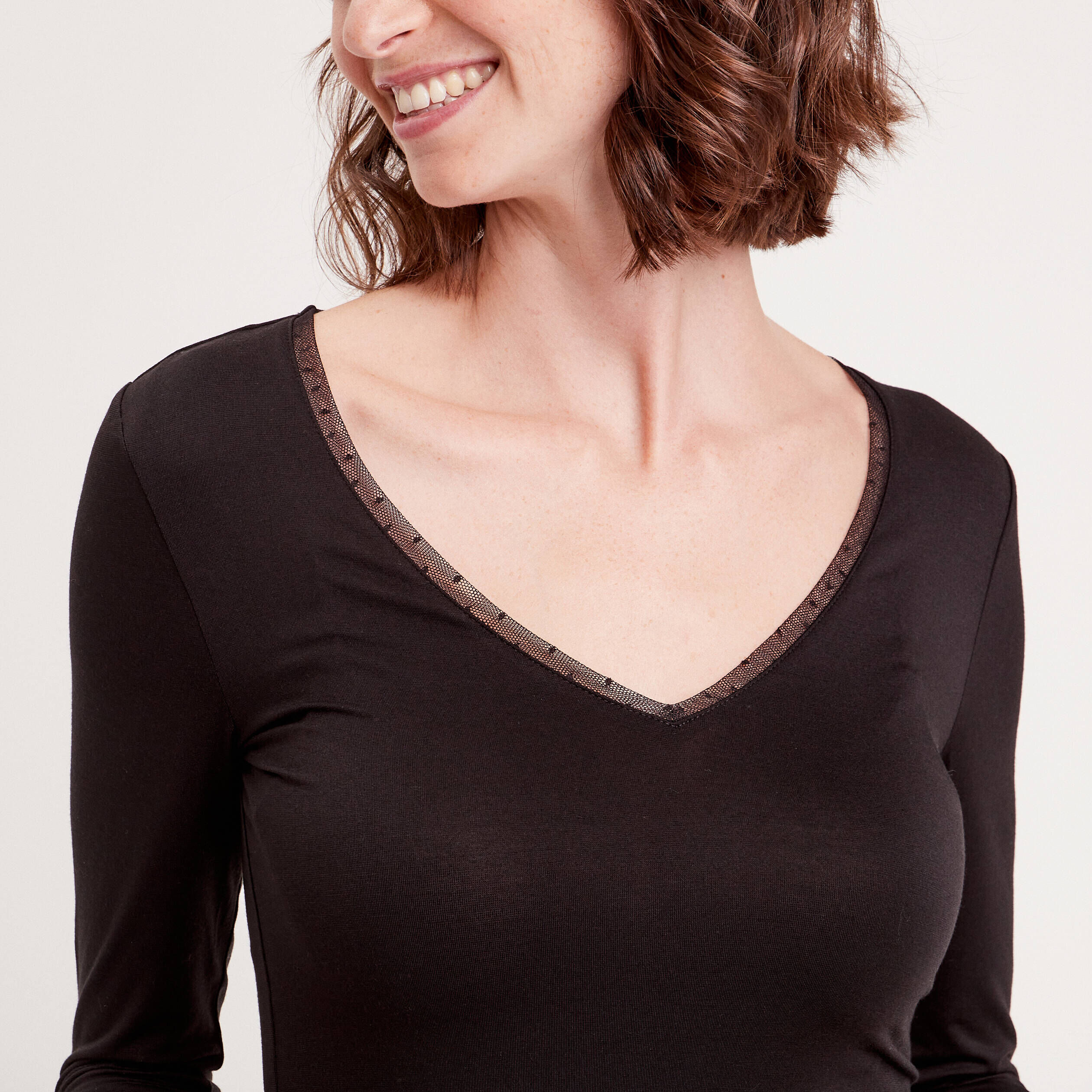 T-shirt col en V plumetis noir femme | Cache Cache