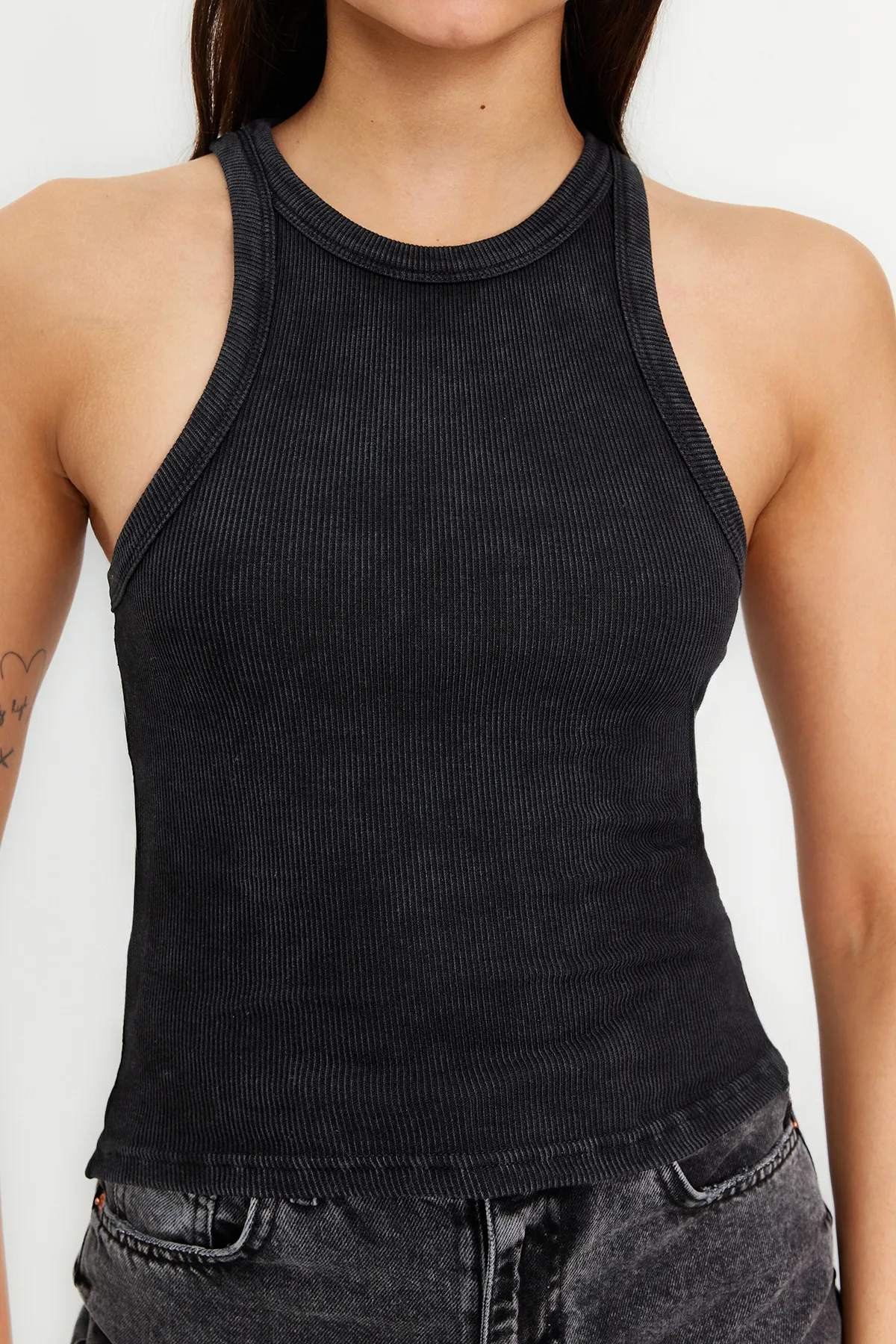 Trendyol Collection  Anthrazitfarbenes, tailliertes Neckholder-Unterhemd aus gerippter Baumwolle mit verblasstem Effekt und dehnbarem Strick TWOSS24AL00002
