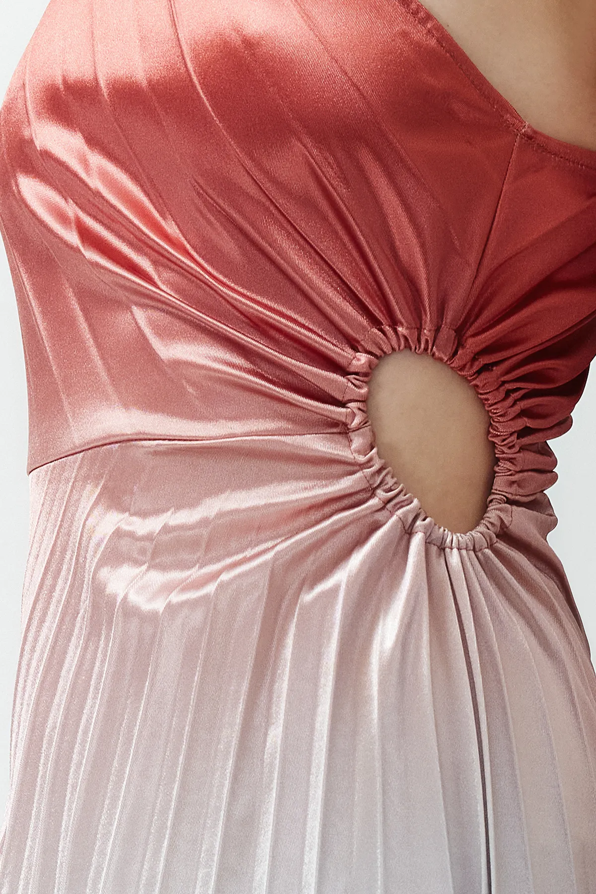 Trendyol Collection  Mehrfarbiges, asymmetrisches, gestricktes, plissiertes Satin-Abendkleid mit Detail TPRSS23EL00557