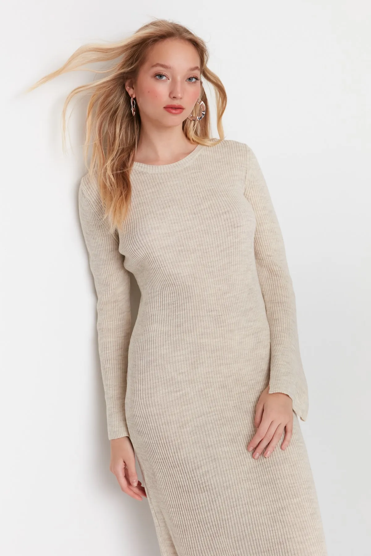 Trendyol Collection  Beiges, geschlitztes, detailliertes Strickkleid TWOAW23AU00187