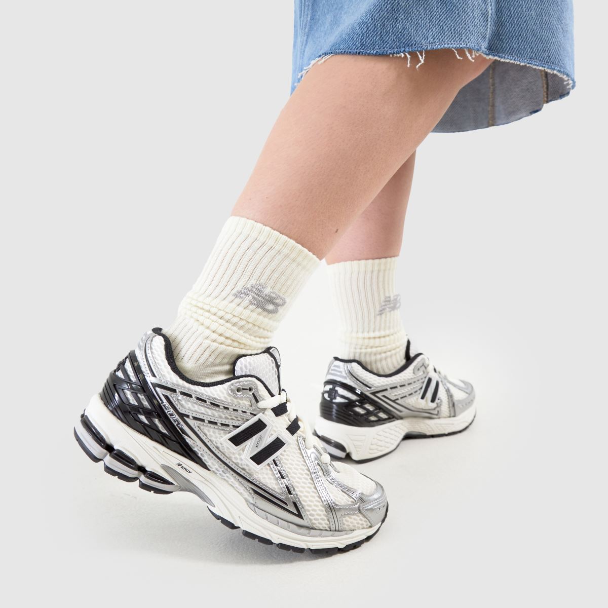 New Balance 1906r sportcipő fehér és fekete színben