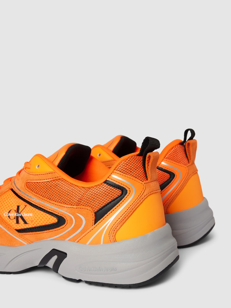 Sneaker mit Label-Print in orange