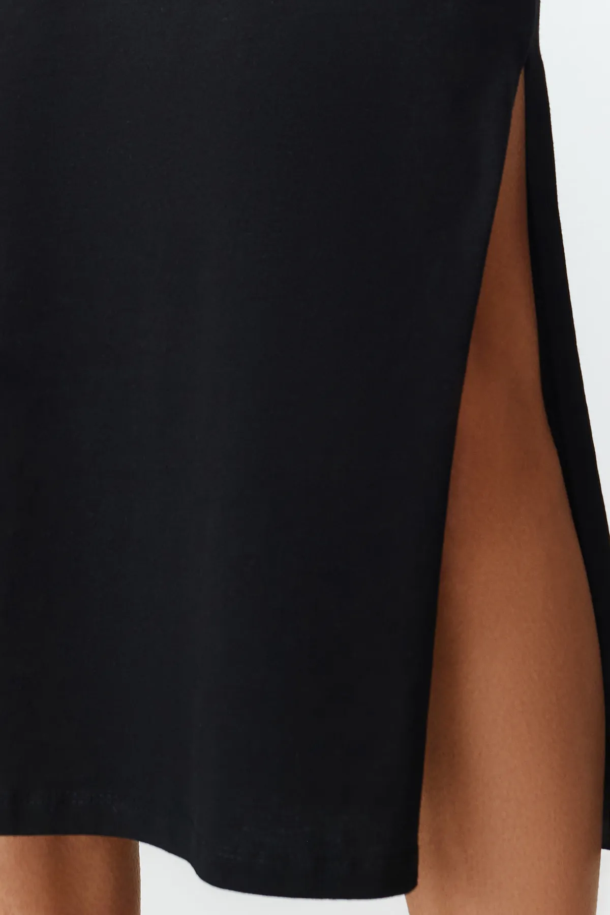 Trendyol Collection  Schwarzes, schlichtes T-Shirt-Kleid, 100 % Baumwolle, Schlitzdetail, Shift/bequemer Schnitt, Midi TWOSS24EL00140