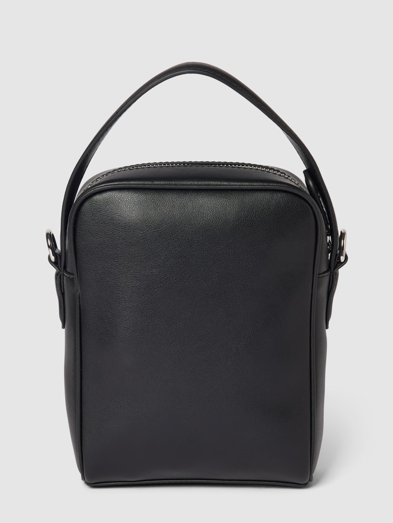 Umhängetasche mit Label-Applikation in schwarz