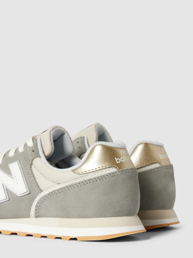 Sneaker aus Leder-Mix in hellgrau