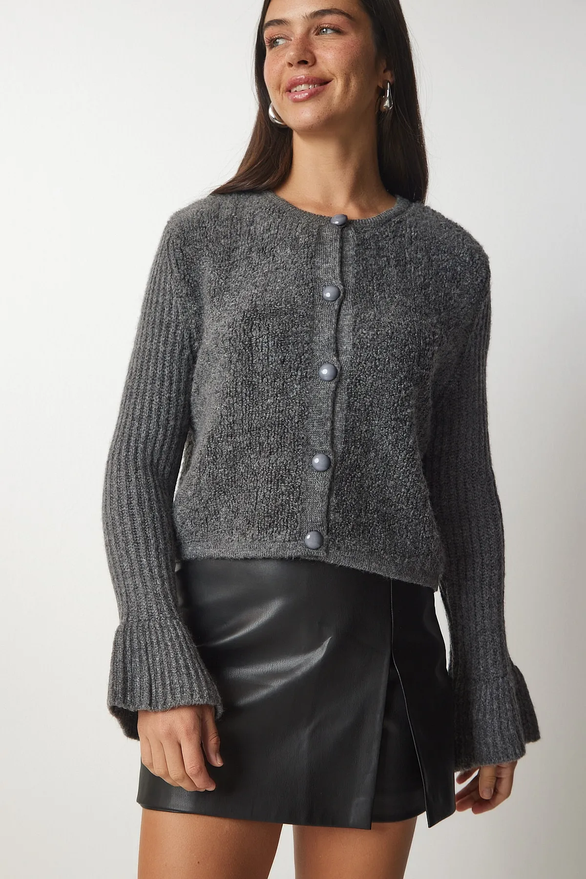 Happiness İstanbul  Graue Bouclé-Strickjacke mit Knöpfen für Damen YY00152