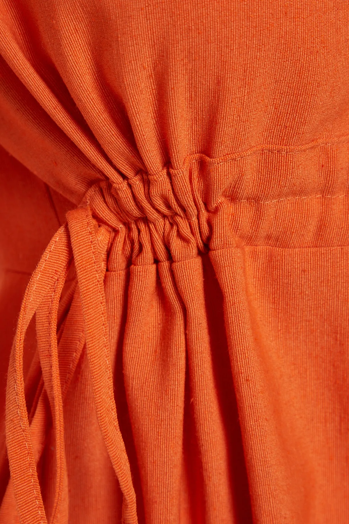 Trendyol Modest  Orangefarbenes Kleid aus Leinenmischung mit halber Knopfleiste und Raffung TCTSS23EB00274