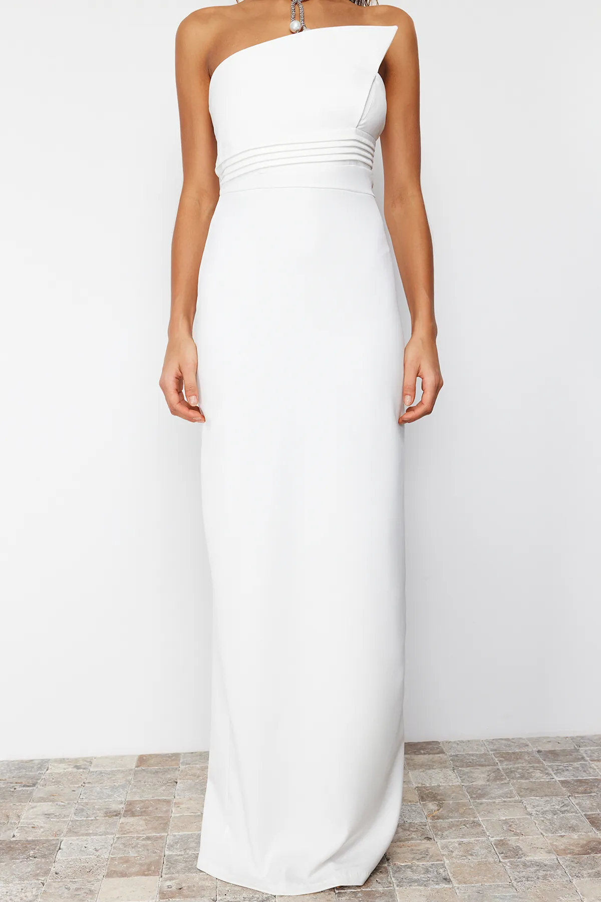 Trendyol Collection  Weißes, gerade geschnittenes, gewebtes Abendkleid und Abschlussballkleid TPRSS23AE00228
