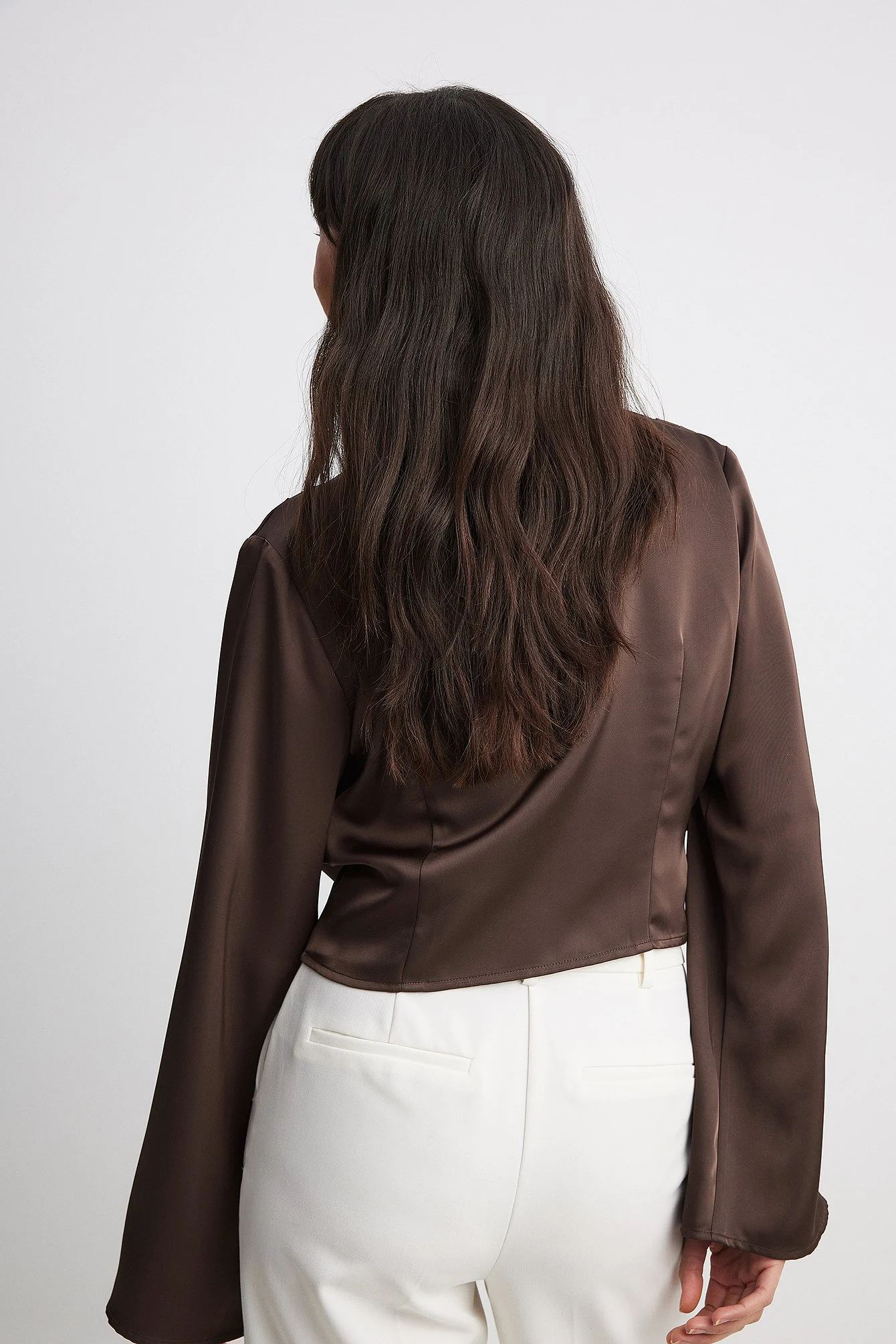 Asymmetrisches, überlappendes Satin-Oberteil mit langen Ärmeln