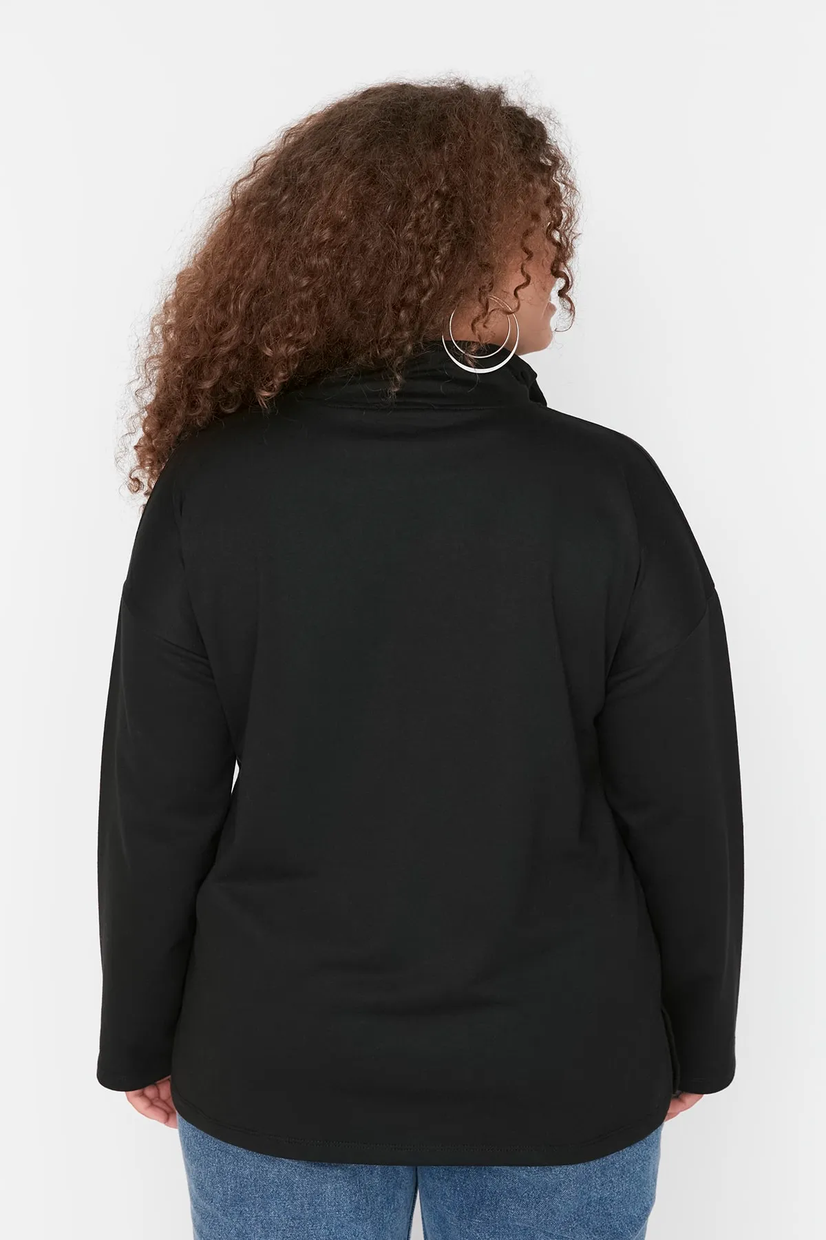Trendyol Curve  Schwarzes, dünnes Strick-Sweatshirt mit hohem Kragen und Reißverschluss TBBAW23AO00023