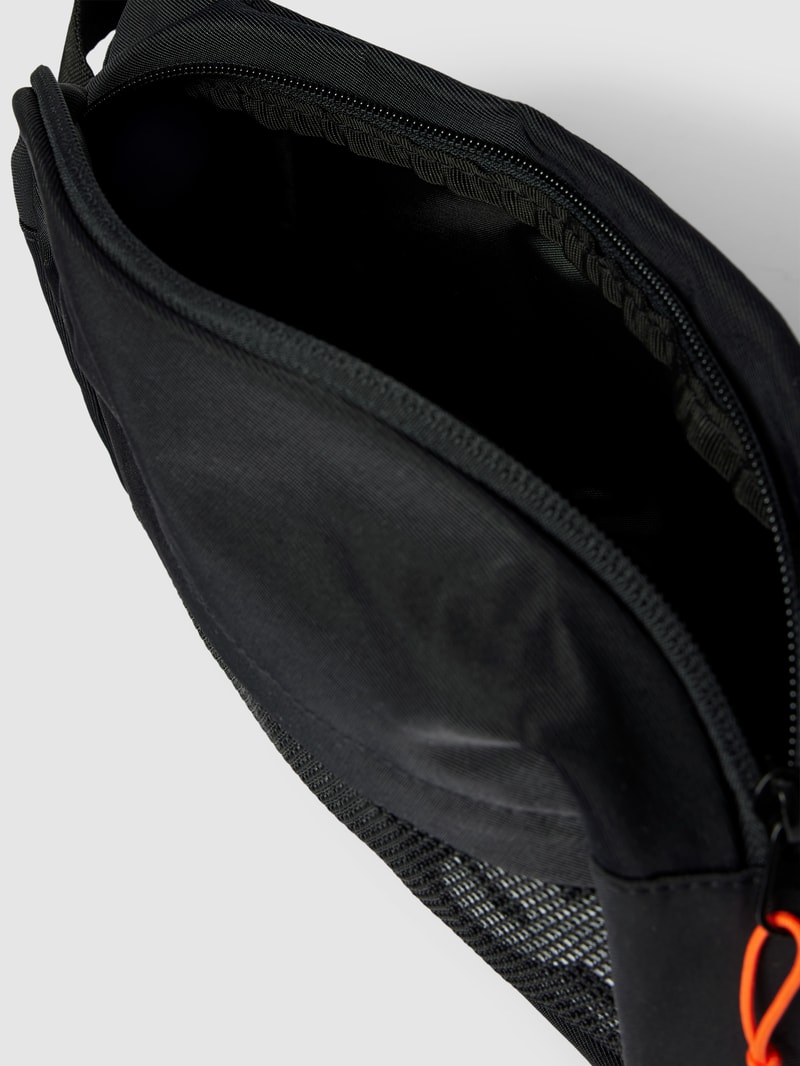 Umhängetasche mit Label-Print Modell 'CASHFORD' in schwarz