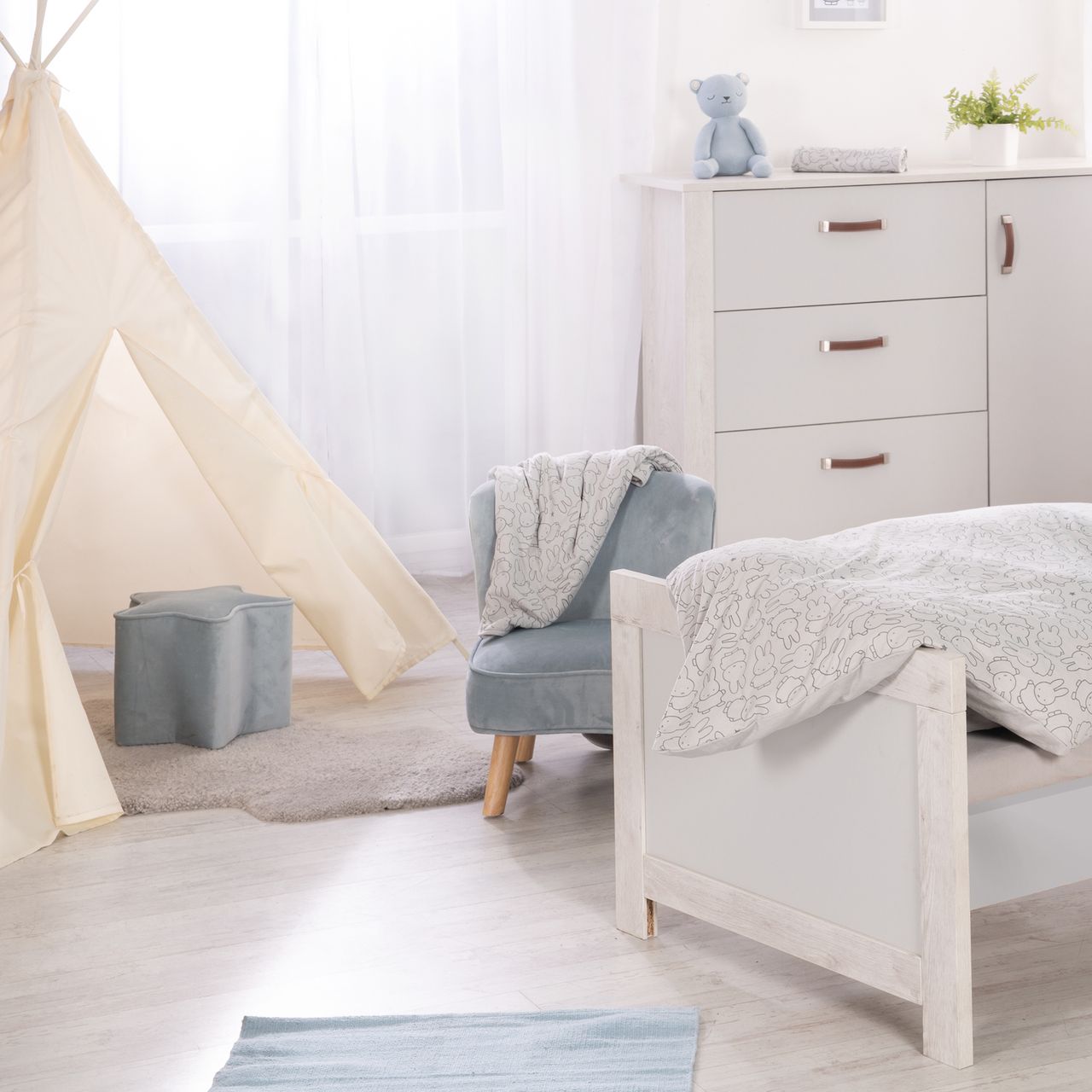 Roba Kinderhocker in Sternform „Lil Sofa“, bequemer Hocker mit Samtstoff in Sky/Hellblau bezogen