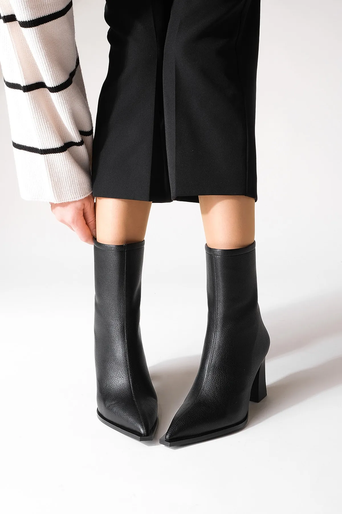Marjin  Damenstiefel mit Absatz, spitzer Zehenbereich, Reißverschluss hinten, dicker Absatz, Kikas schwarz