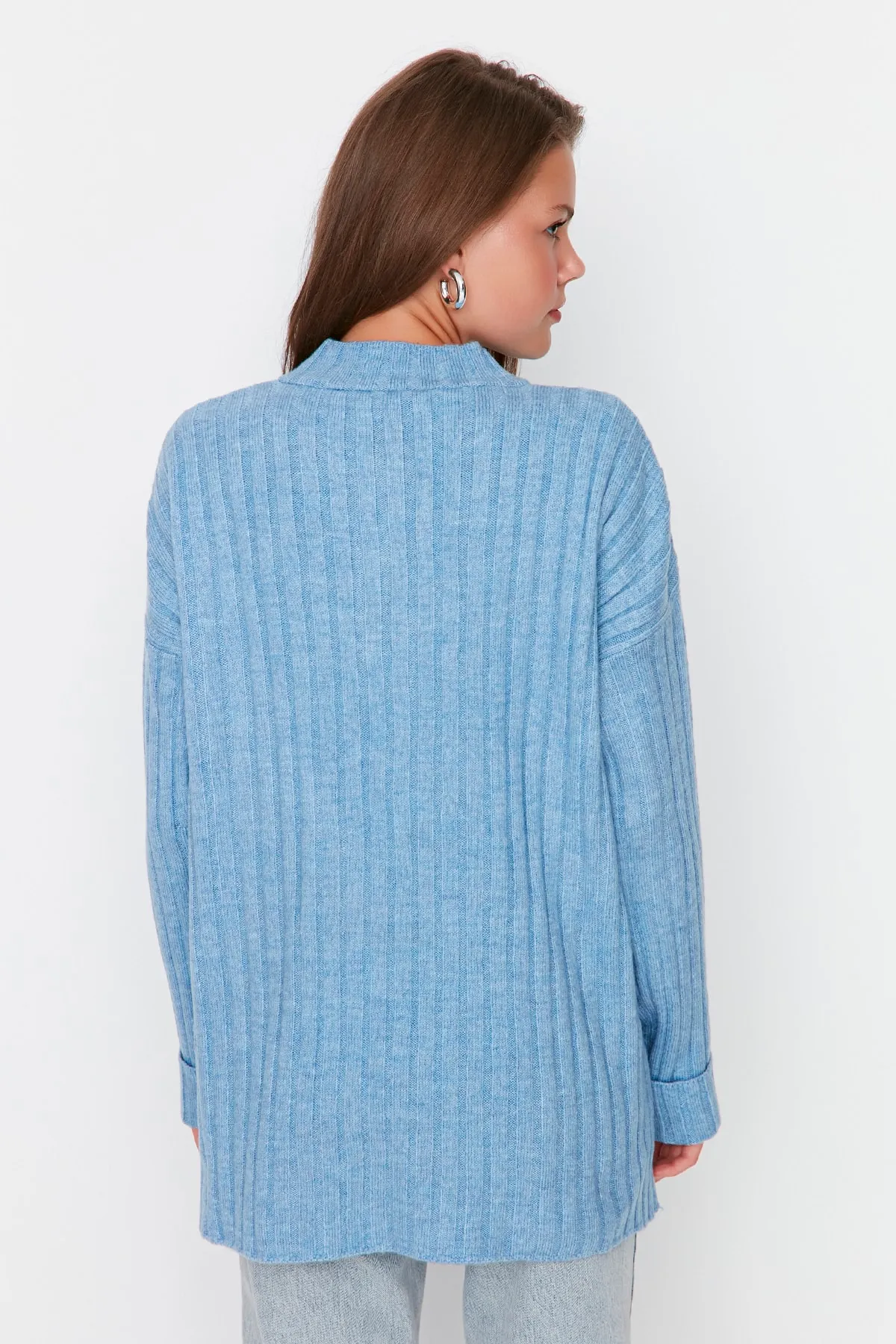 Trendyol Modest  Gerippter Strickpullover mit blauem Kragen und Knöpfen TCTAW23AK00035