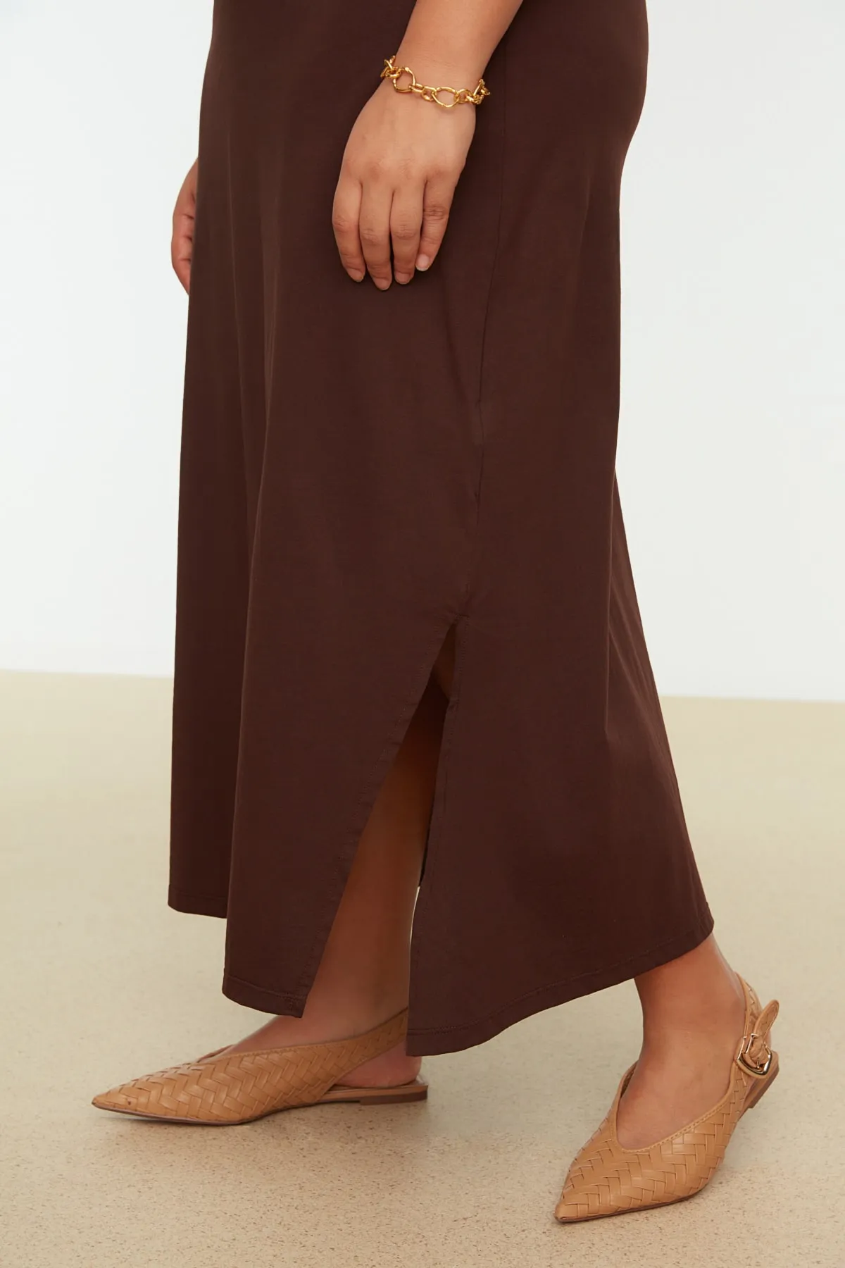 Trendyol Curve  Dunkelbraunes Shift-Strickkleid mit Rundhalsausschnitt und Schlitz TBBSS22AH0162