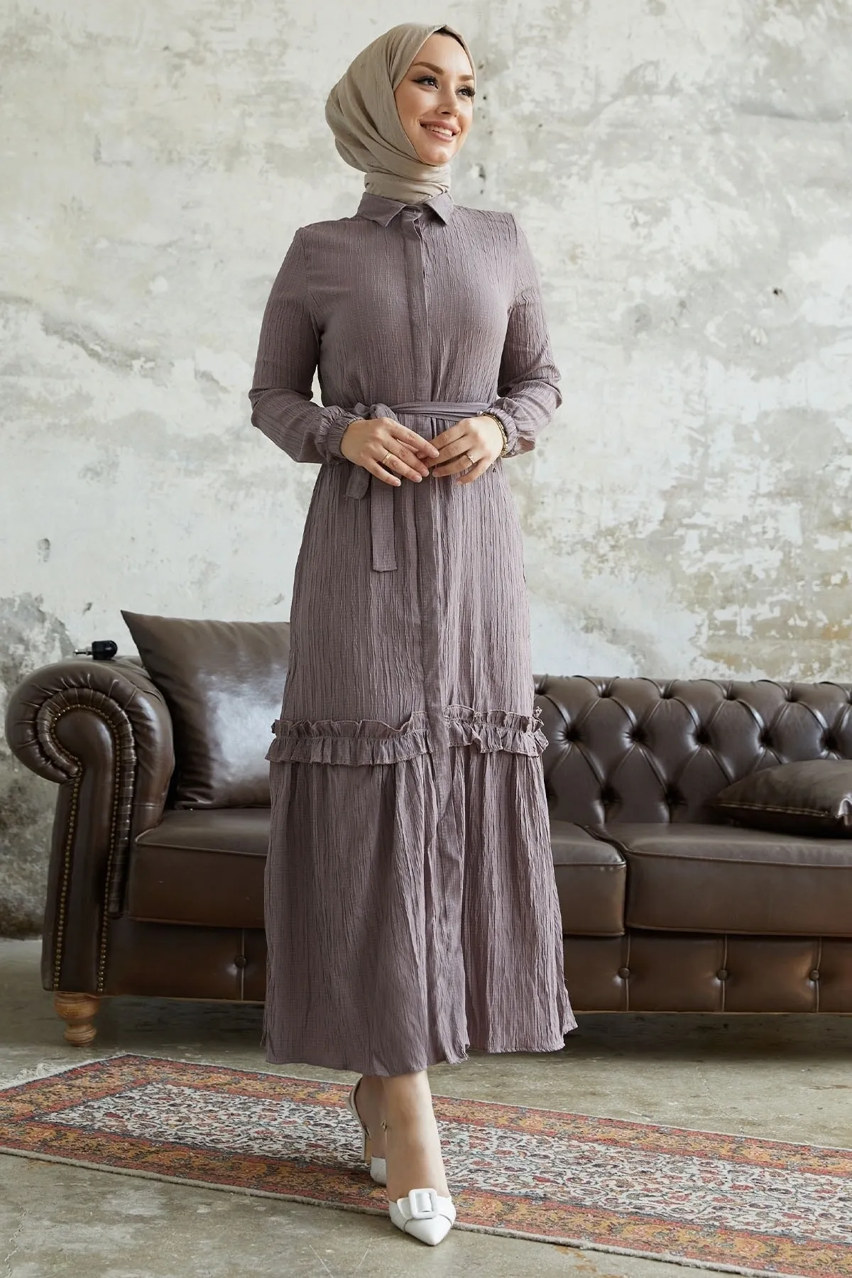 InStyle  Nesya Seersucker-Kleid mit Rüschensaum – Braun