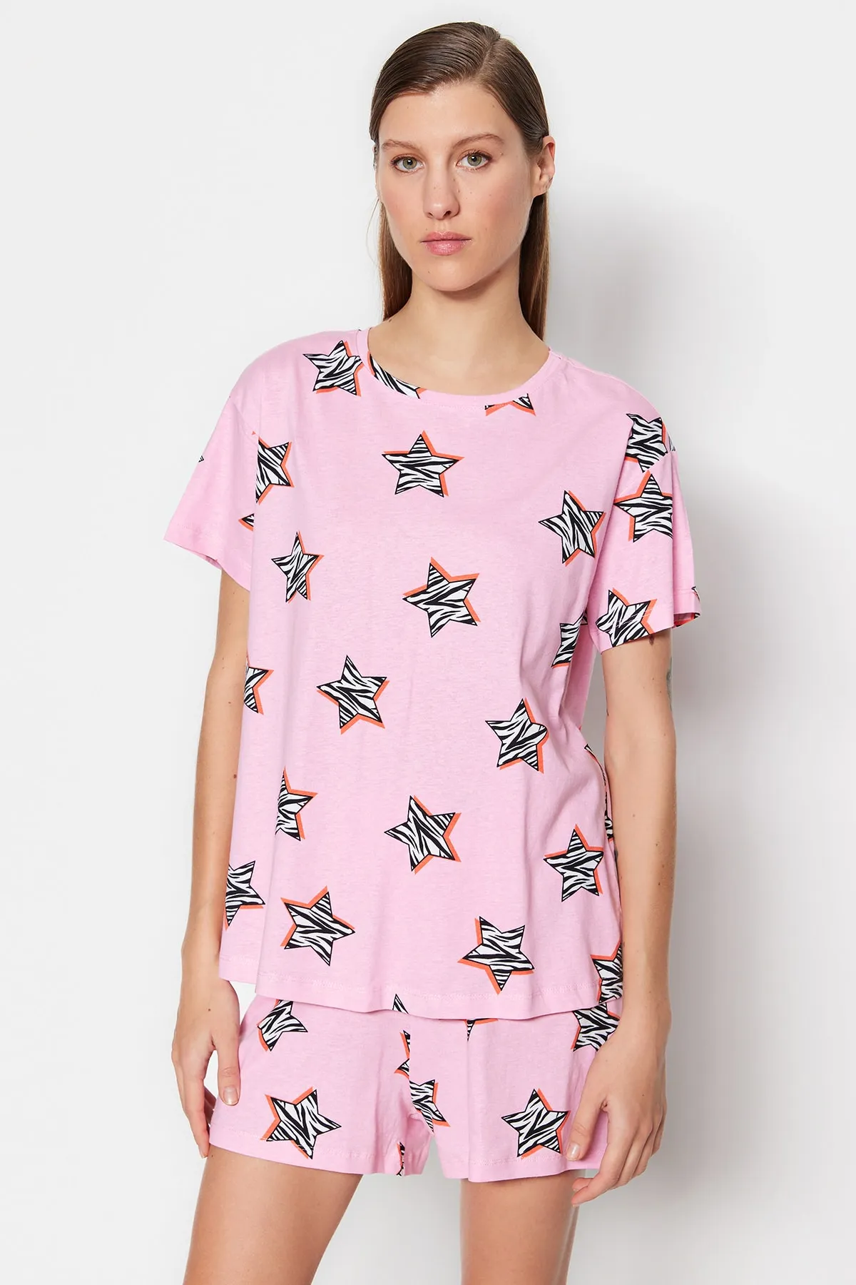 Trendyol Collection  Rosa gestricktes Pyjama-Set mit T-Shirt und Shorts aus 100 % Baumwolle mit Sternmuster THMSS23PT00005