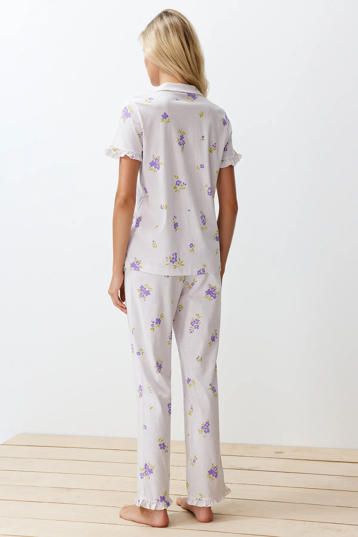 Trendyol Collection  Ecru-Multicolor-Strickpyjama-Set aus 100 % Baumwolle mit Blumenrüschen und detaillierten Details THMSS24PT00228