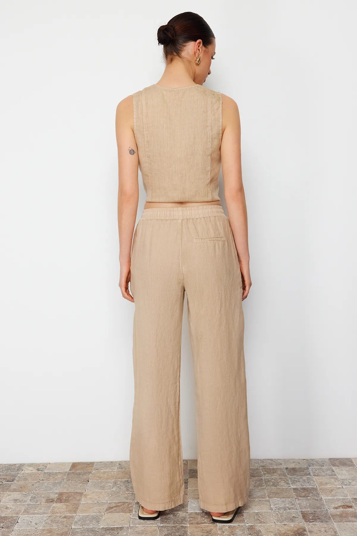 Trendyol Collection  Beige Hose mit weitem Bein und hoher Taille aus 100 % Leinen mit elastischem Bund TWOSS24JE00249