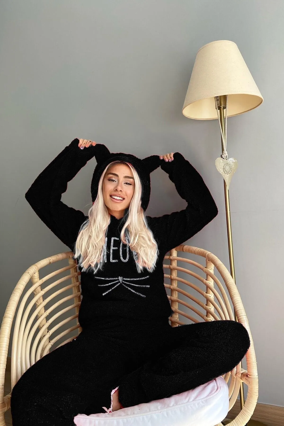 Pijamaevi  Schwarzes Pyjama-Set aus Vollplüsch mit Meow-Muster