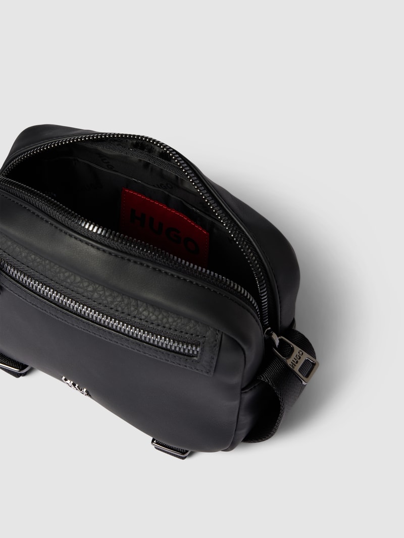 Crossbody Bag mit Label-Detail Modell 'Elliott' in schwarz