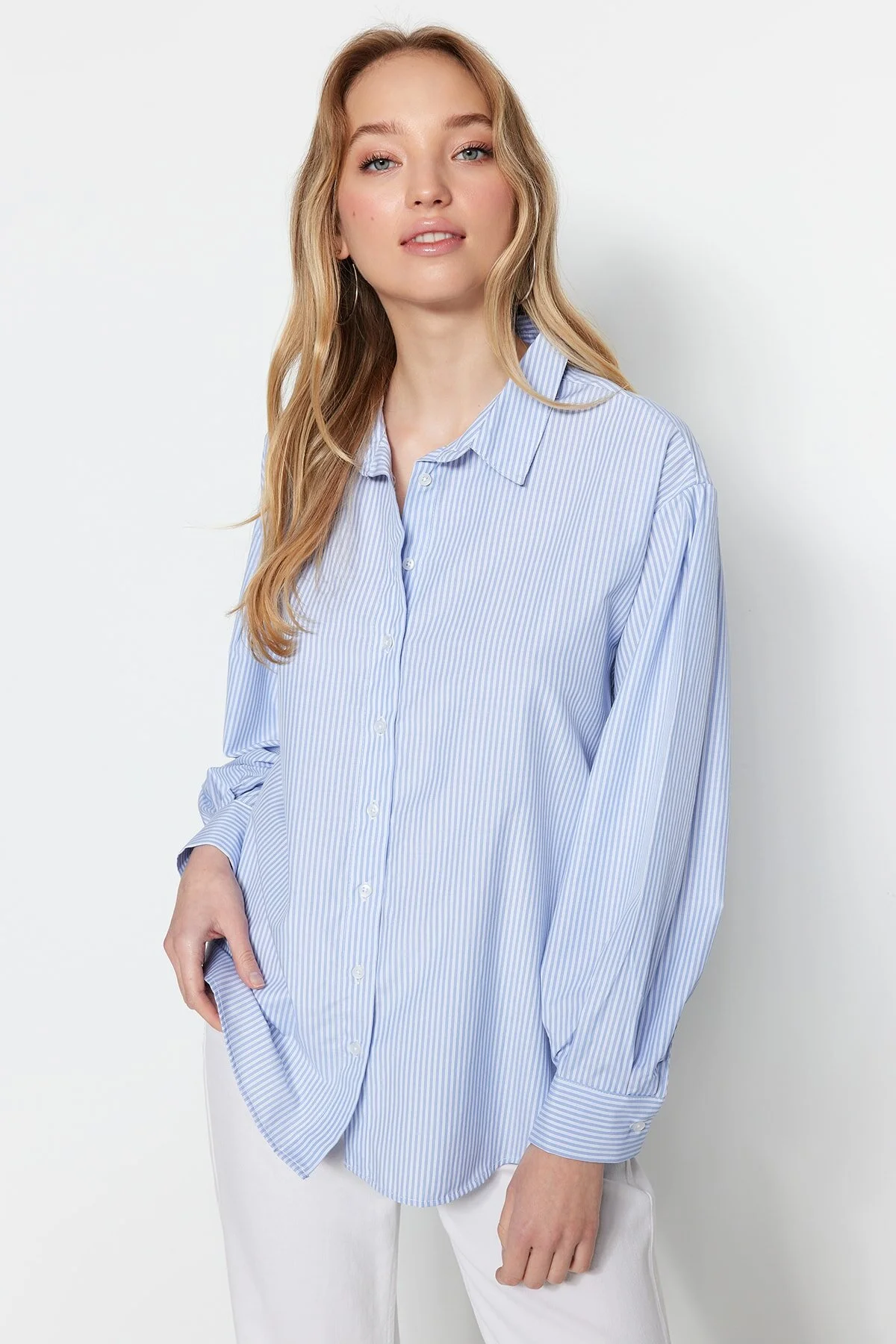Trendyol Collection  Blau gestreiftes, gewebtes Oversize-/Wide-Fit-Hemd TWOSS23GO00144