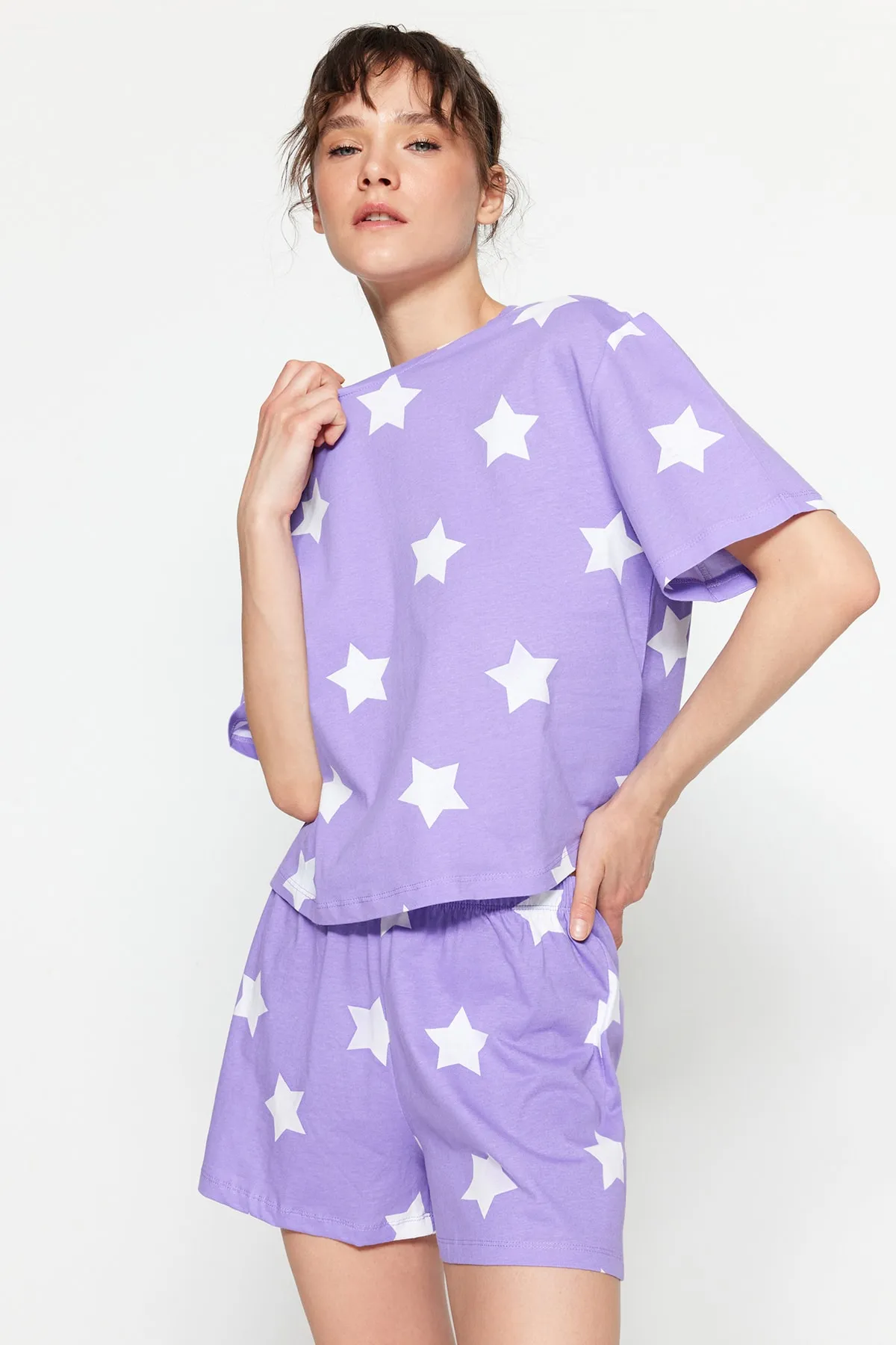 Trendyol Collection  Fliederfarbenes Strickpyjama-Set mit T-Shirt und Shorts aus 100 % Baumwolle mit Sternmuster THMSS22PT0501