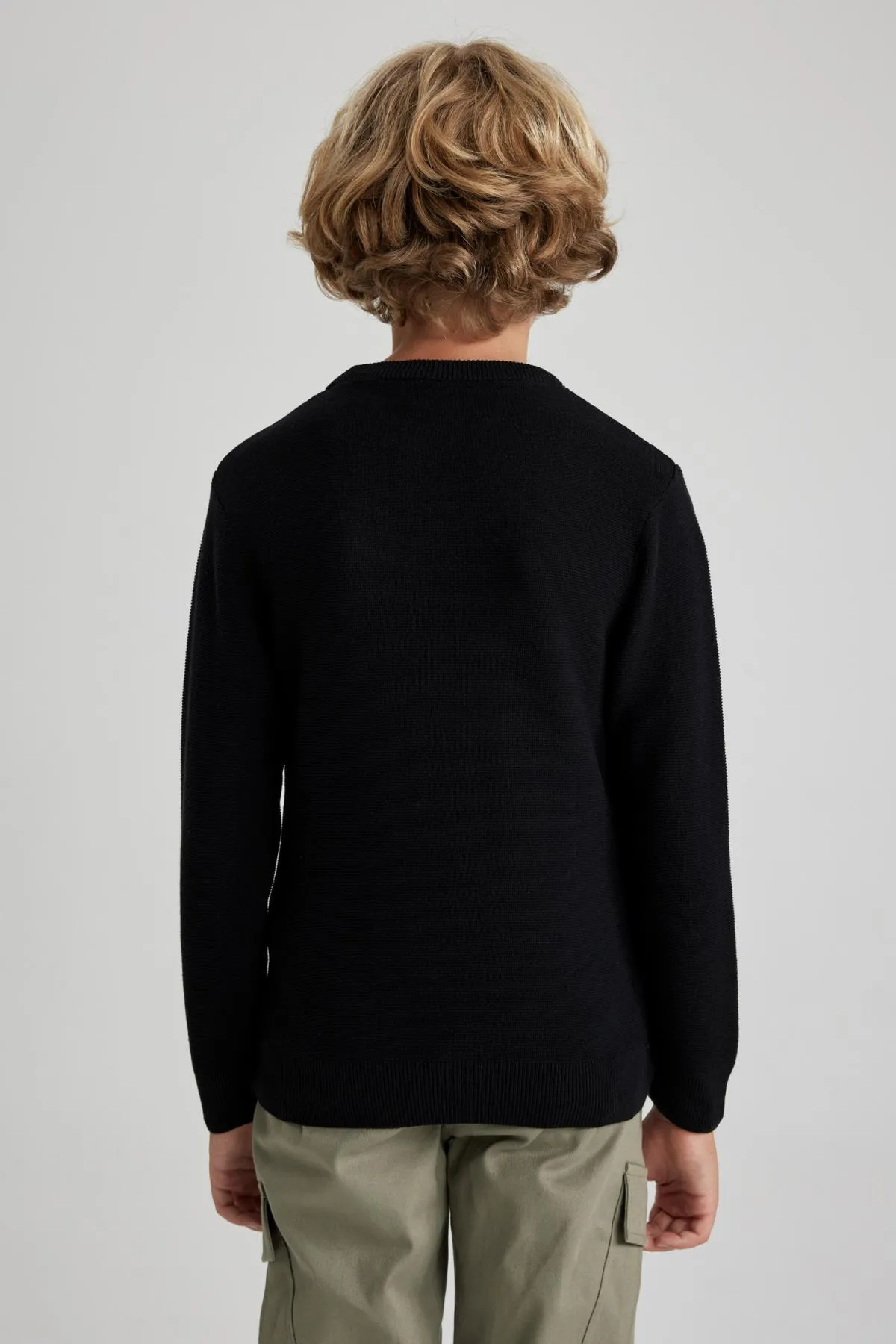 DeFacto  Strickpullover für Jungen mit normaler Passform und Rundhalsausschnitt