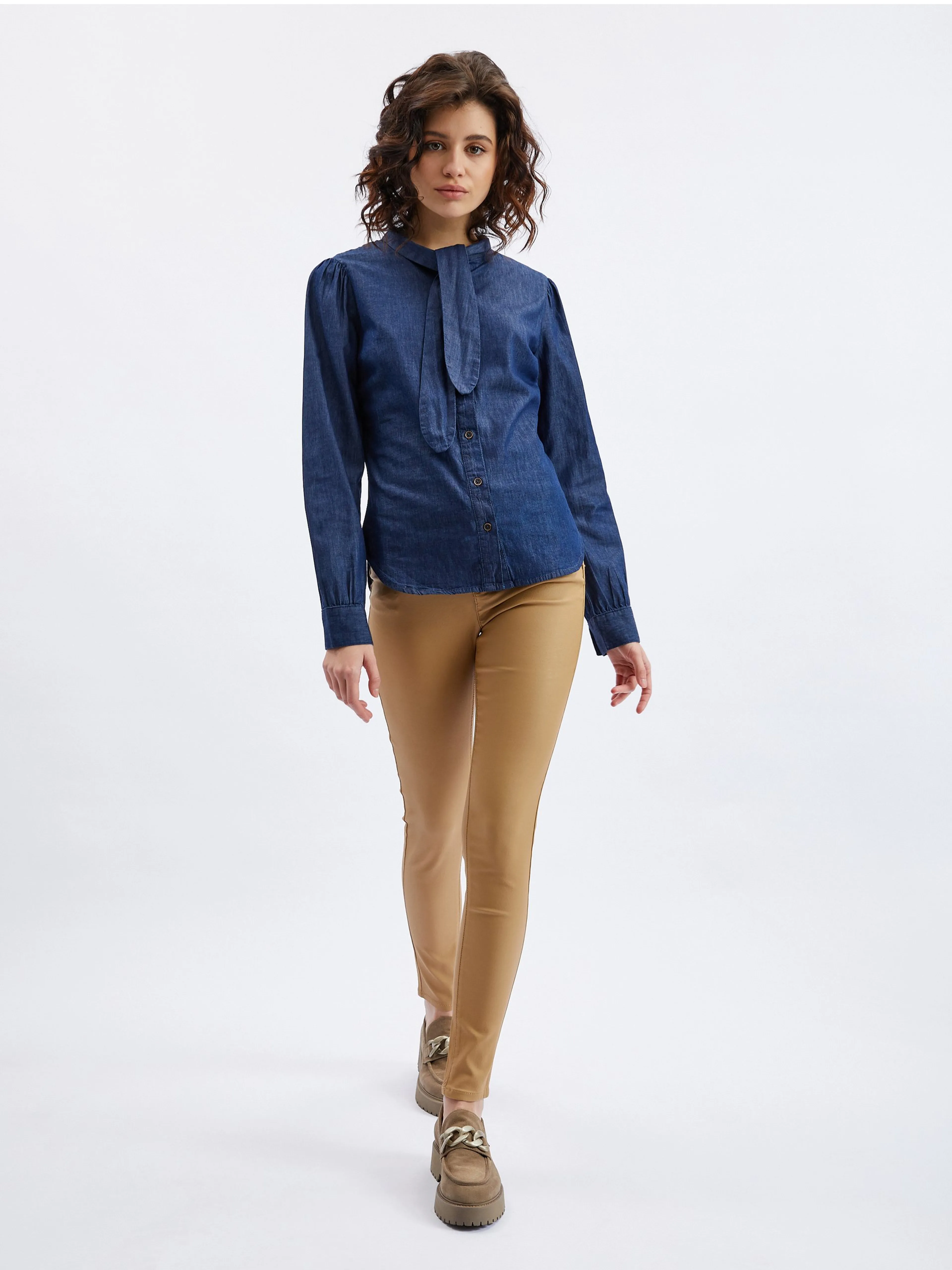 Dunkelblaues Damen-Denim-Shirt mit dekorativem Detail ORSAY