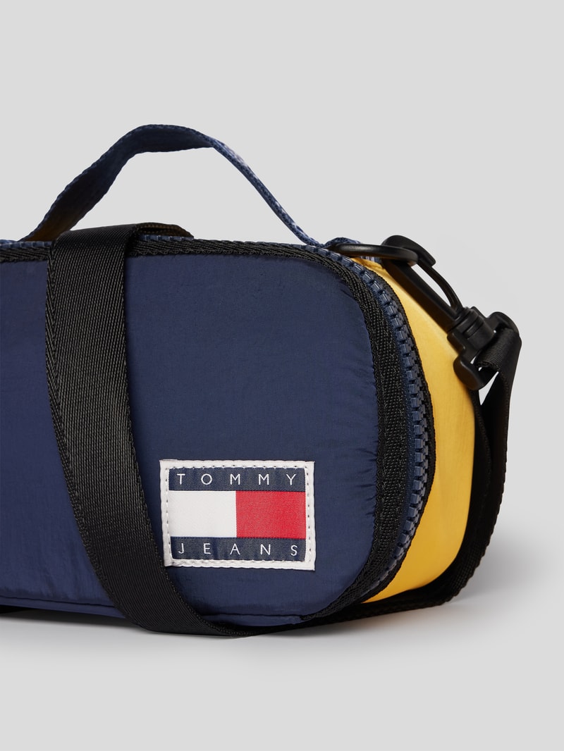 Umhängetasche mit Logo-Patch in dunkelblau
