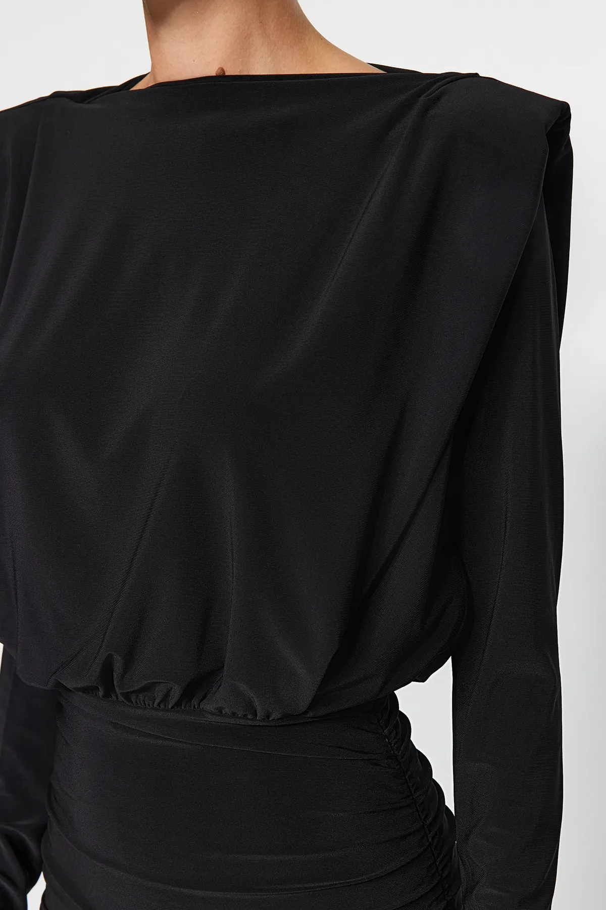 Trendyol Collection  Schwarzes, wattiertes, drapiertes, tailliertes/tailliertes Mini-Bleistiftkleid aus flexiblem Strick TWOAW24EL00821