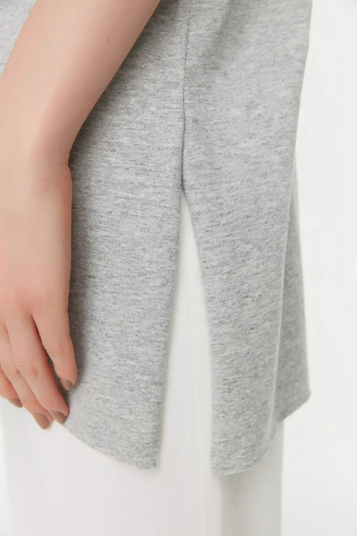 Trendyol Modest  Grau-Rosa 2er-Pack kurzärmliges Basic-Strick-T-Shirt mit Schlitz und detailliertem Rundhalsausschnitt TCTSS21UK0009