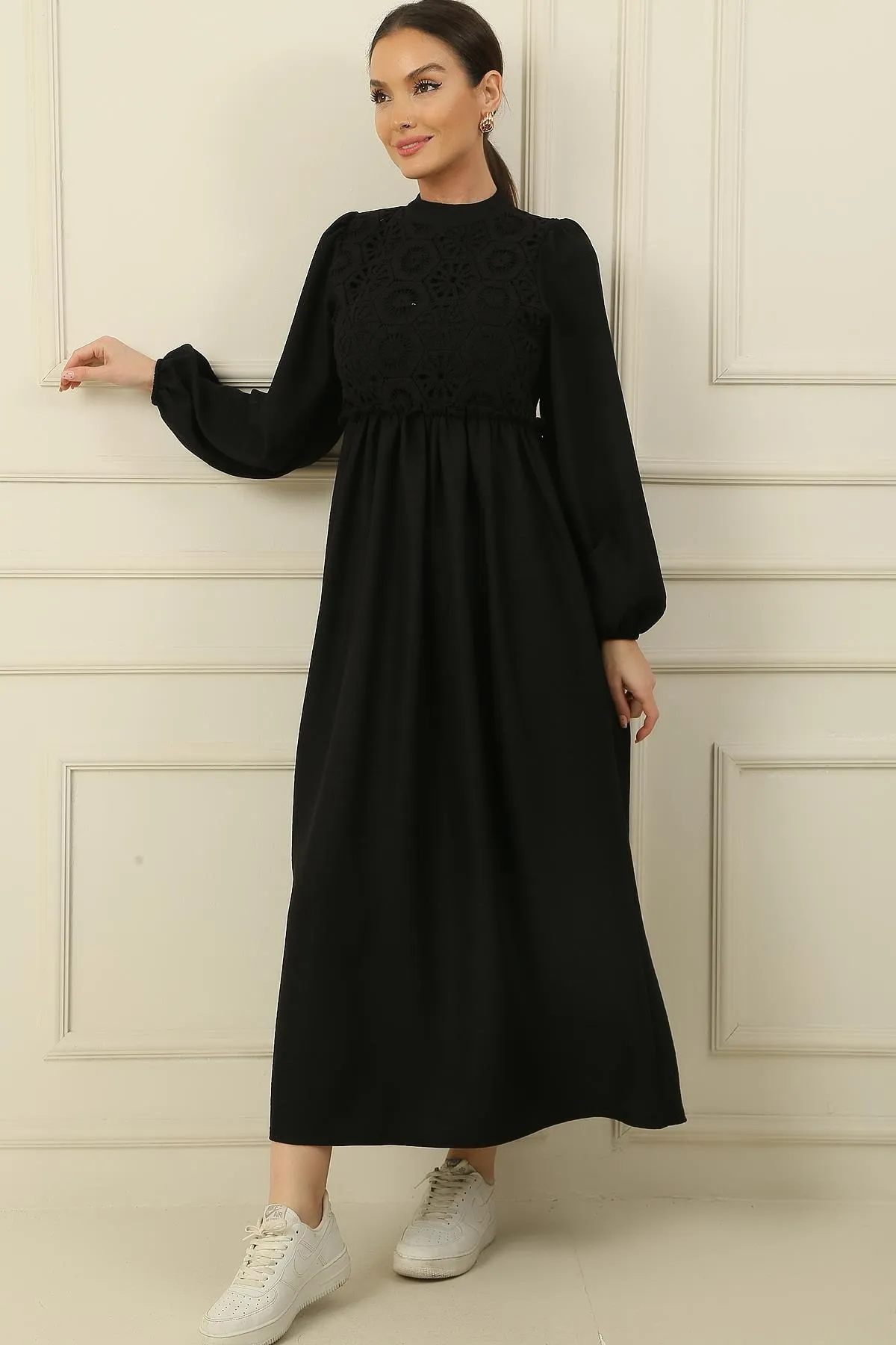 By Saygı  Langes Kleid mit Spitzenbesatz in Leinenoptik