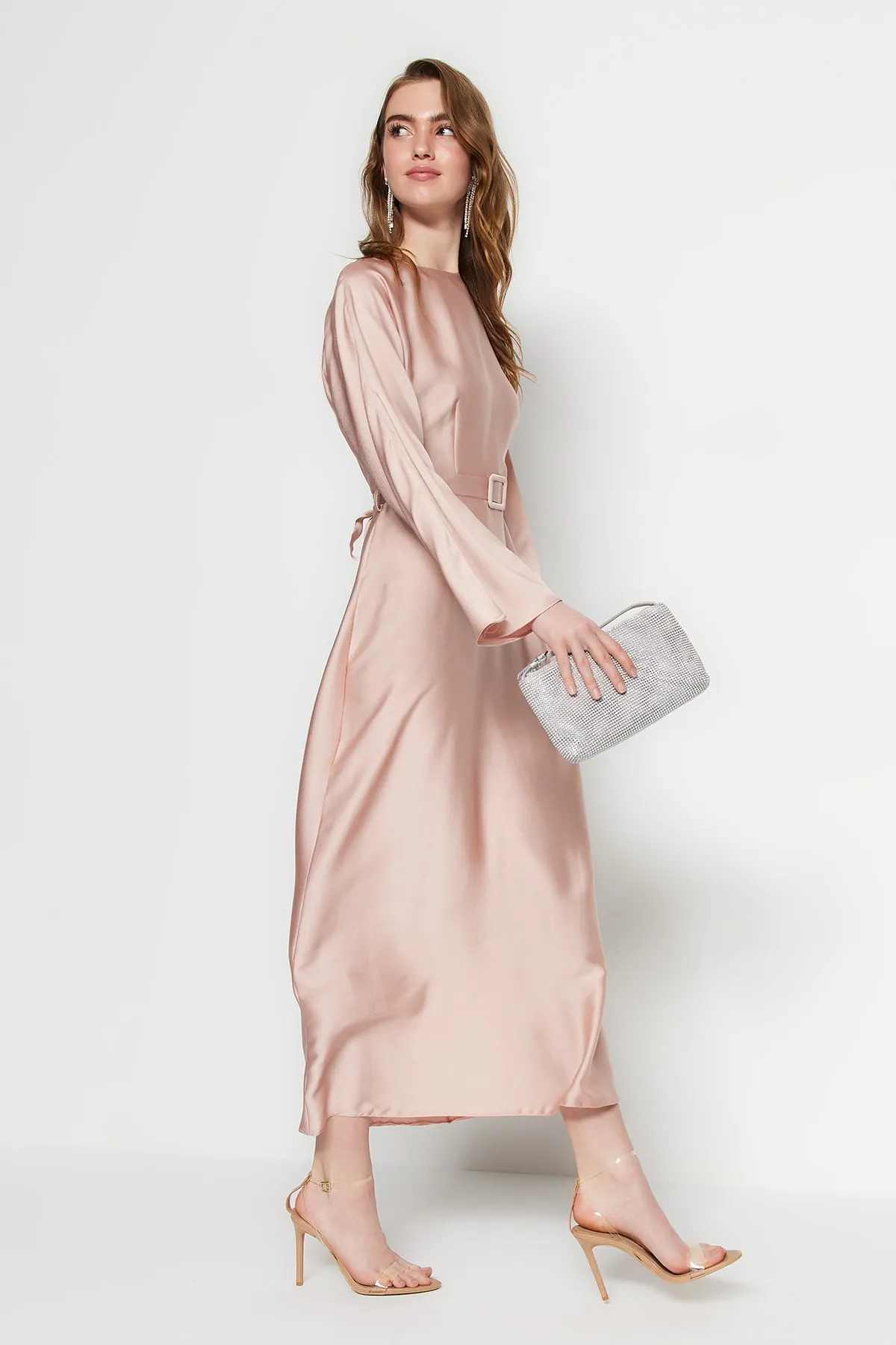 Trendyol Modest  Hellrosa Abendkleid aus Satin mit Gürtel TCTSS23DB00019