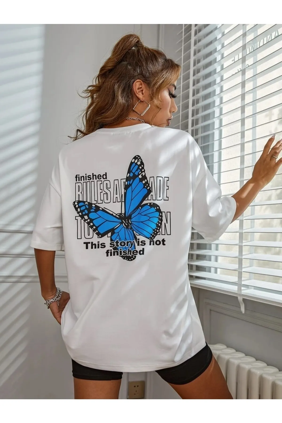 MOONBULL  Übergroßes Damen-T-Shirt mit blauem Schmetterlingsprint und weißem Rückenprint