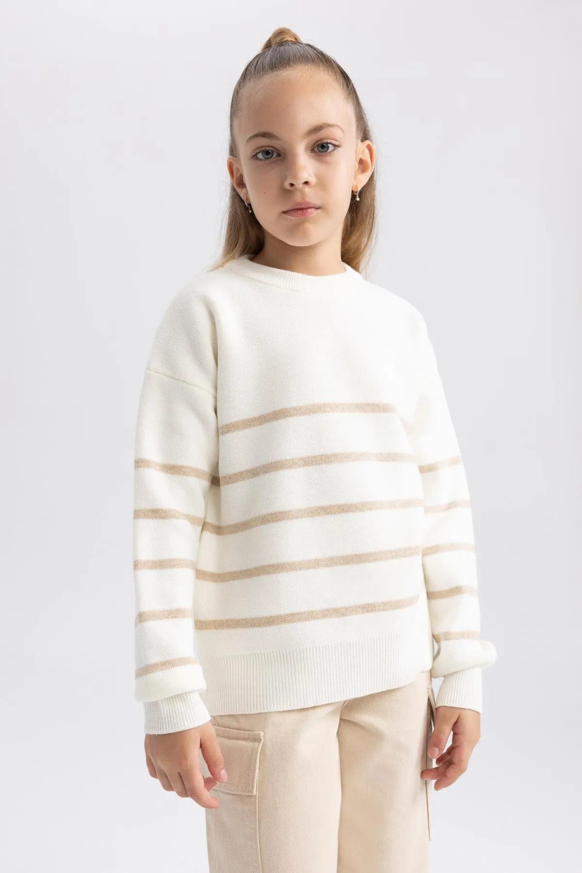 DeFacto  Strickpullover für Mädchen mit normaler Passform und Rundhalsausschnitt