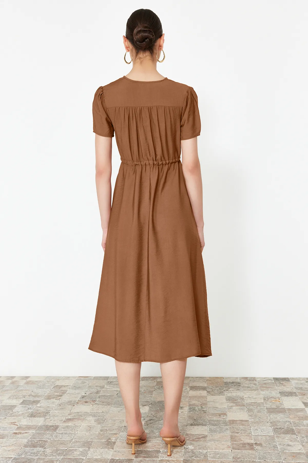 Trendyol Collection  Braunes, gewebtes Midi-Kleid mit V-Ausschnitt und Taillenöffnung TWOSS24EL00501