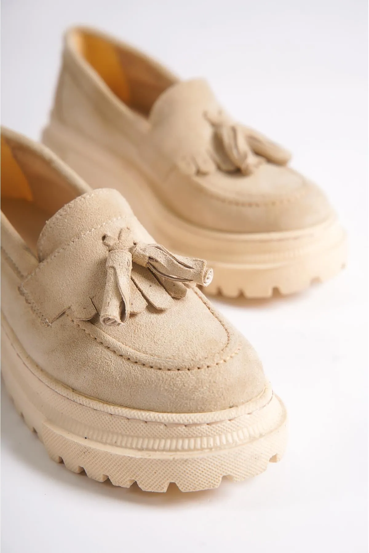 Capone Outfitters  Capone Damen-Loafer aus Wildleder mit ovaler Zehenpartie und Trak-Sohle in Beige