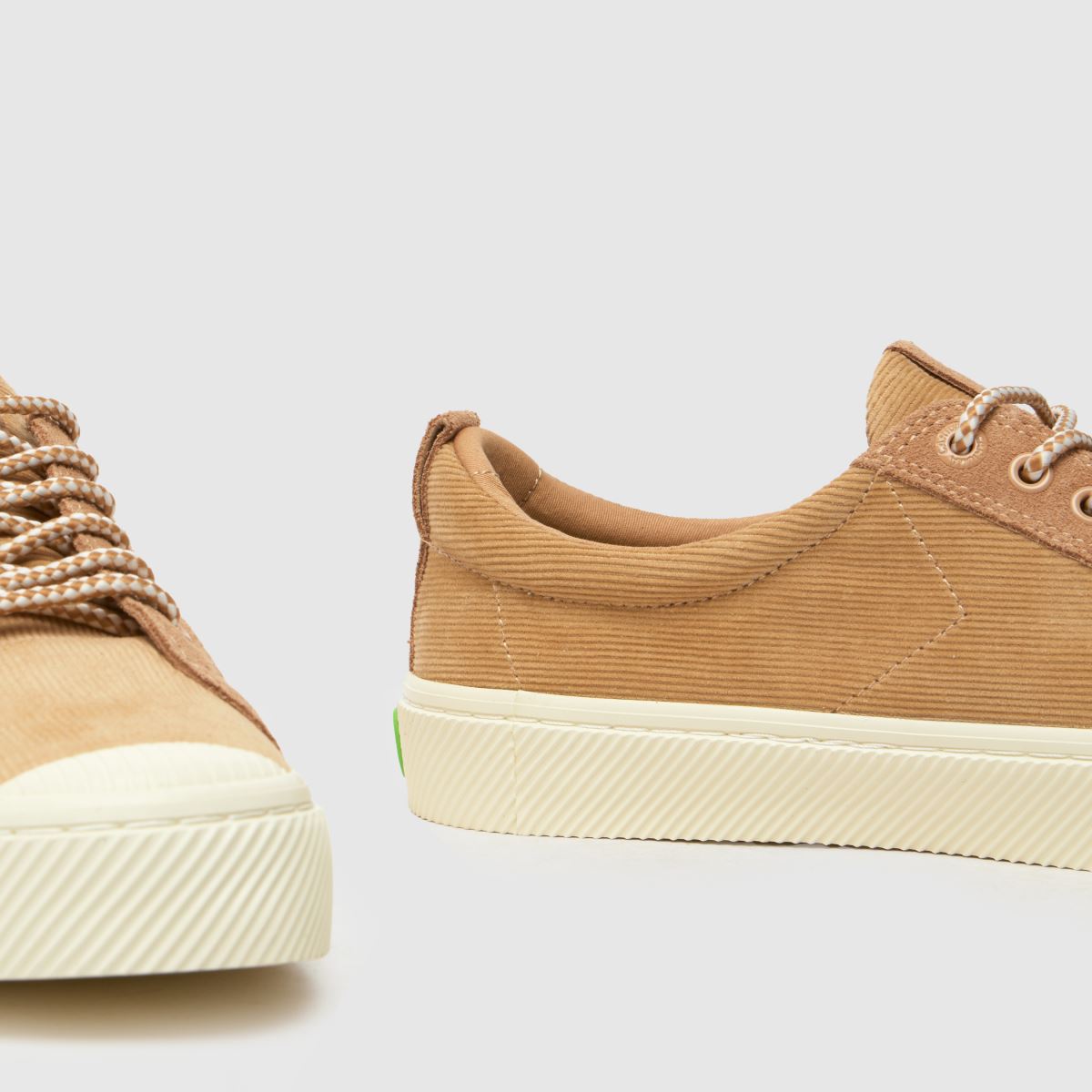 CARIUMA – Oca – Beige låga manchestersneakers