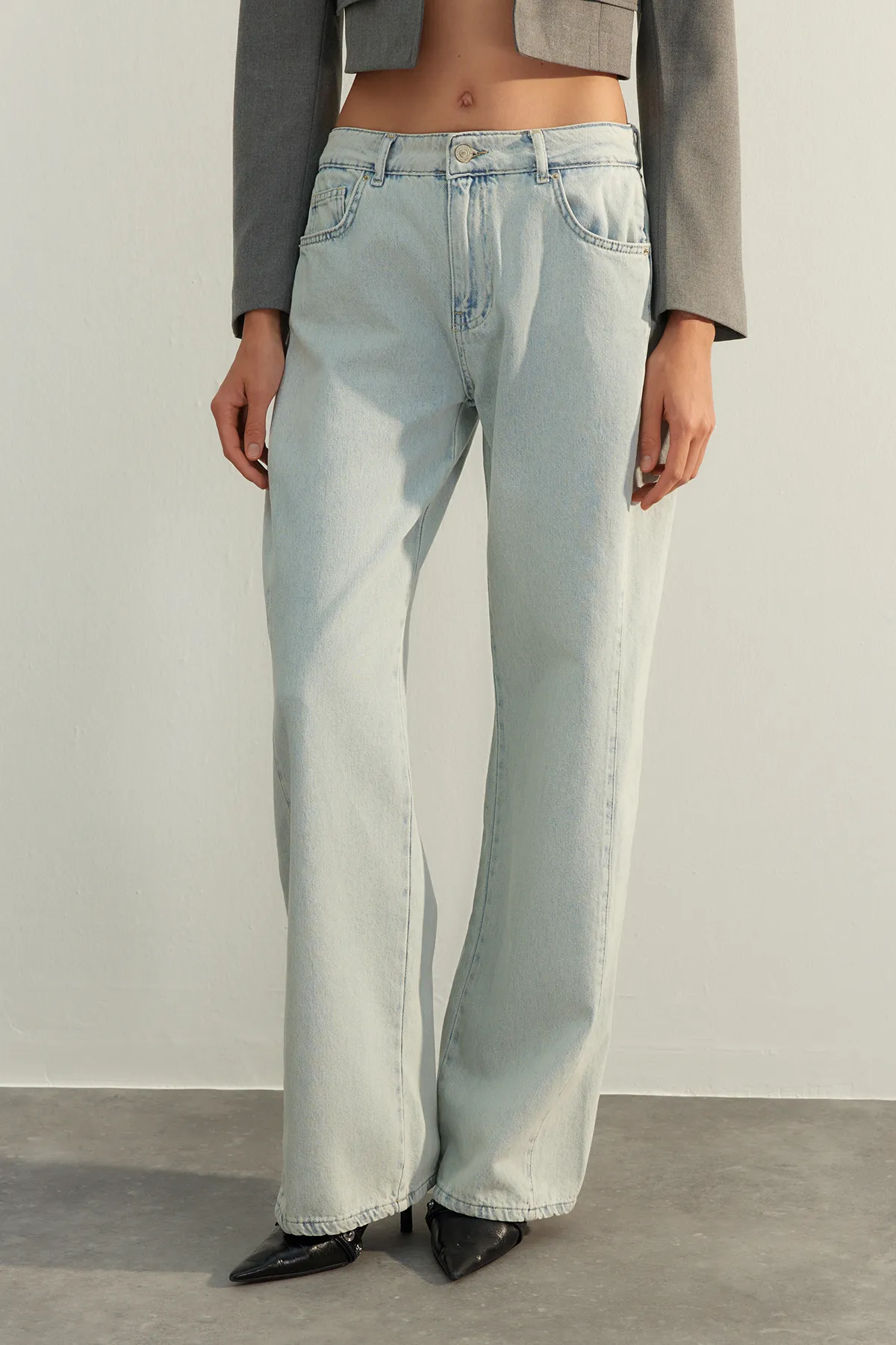 Trendyol Collection  Hellblaue Jeans mit hoher Taille und extra weitem Bein und Ziernähten TWOAW24JE00260