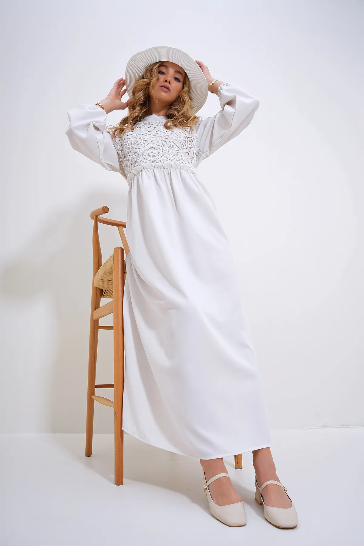 Trend Alaçatı Stili  Weißes Damen-Kleid mit Stehkragen, gehäkeltem geflochtenem Reißverschluss auf der Rückseite ALC-X12025