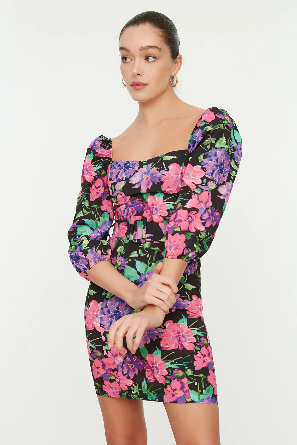 Trendyol Collection  Geblümtes A-Linien-Minikleid mit Ballonärmeln und mehrfarbigem Gürtel TWOSS22EL0301