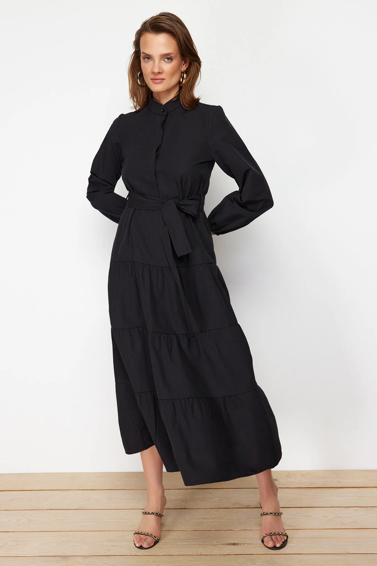 Trendyol Modest  Schwarzes gewebtes Kleid mit Gürtel, Chief-Kragen und Knopfdetail TCTSS21EL3343