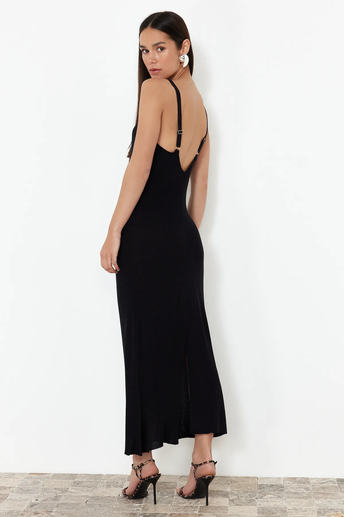 Trendyol Collection  Schwarzes Maxi-Strick-Basic-Kleid TWOSS20EL1574