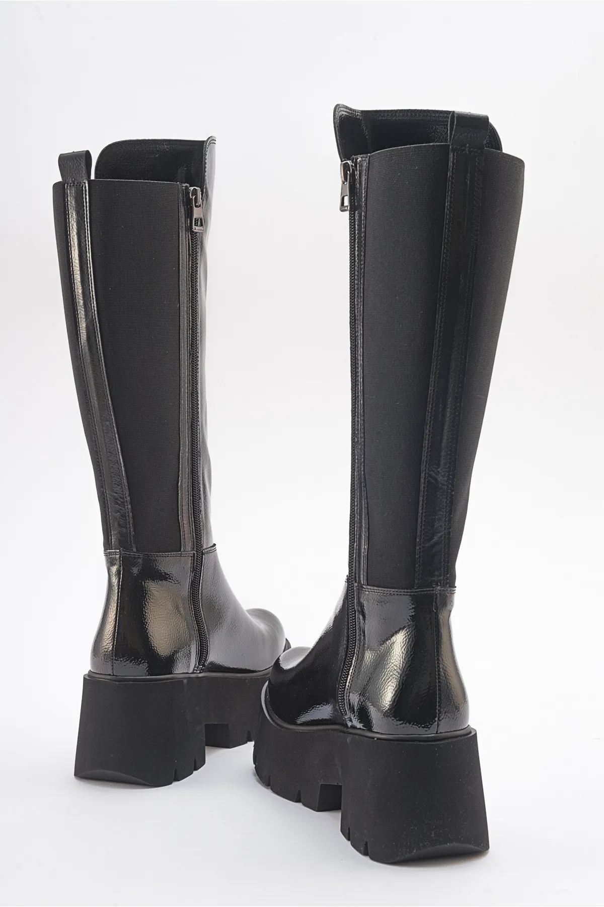 LuviShoes  SOLO Damenstiefel aus schwarzem Lackleder in Knitteroptik