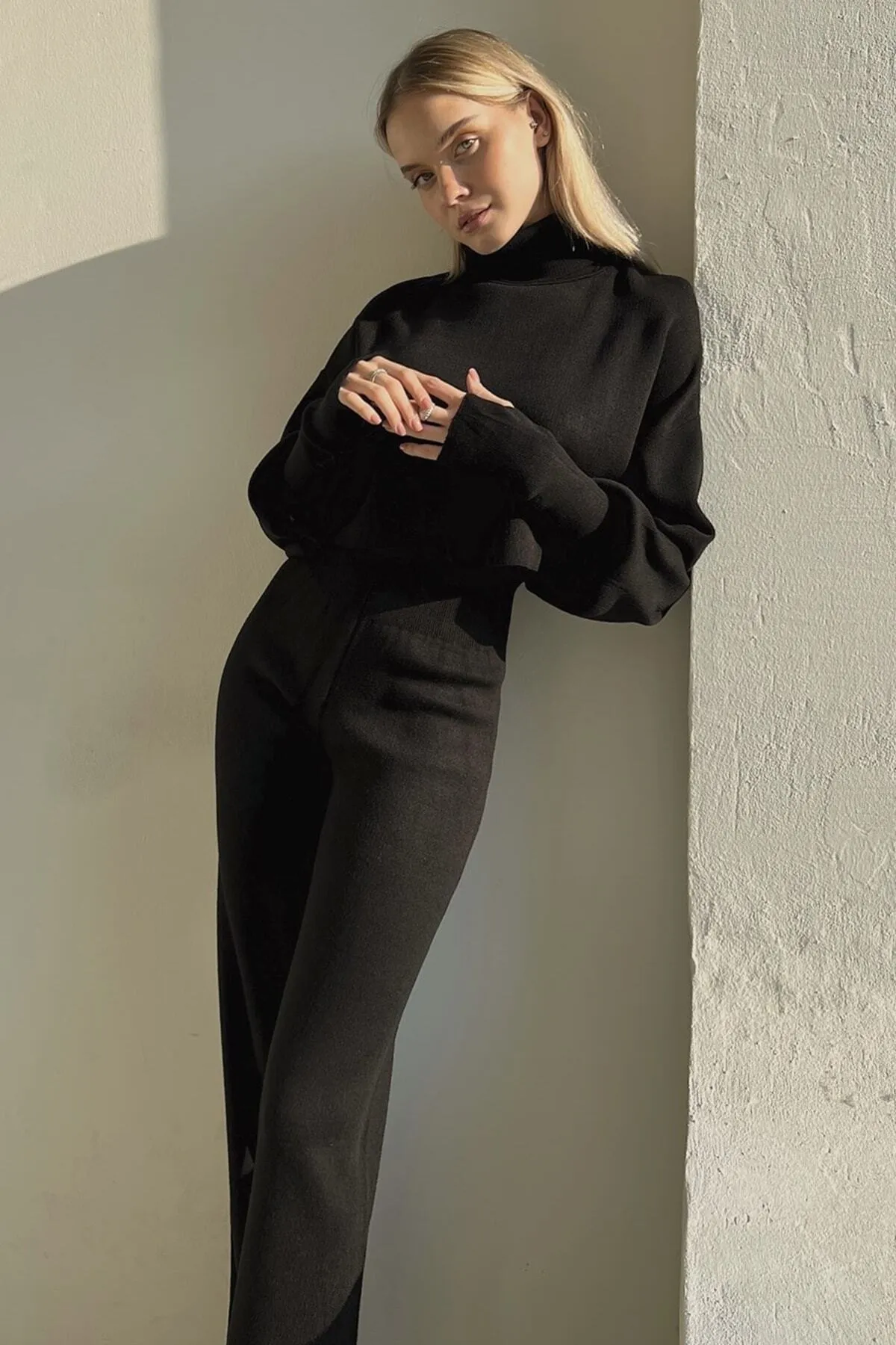 vuvutasarım  Set aus dehnbarem schwarzem Strick-Sweatshirt mit Rollkragen und Handdruck und Strickhose mit hoher Taille