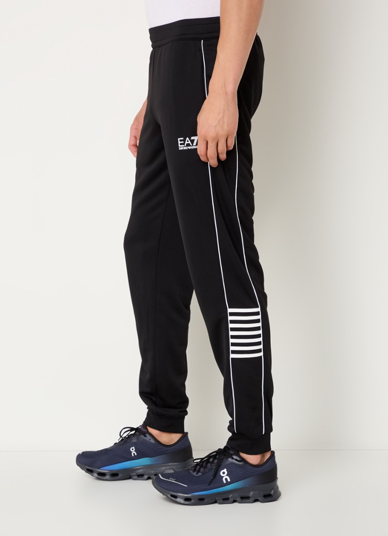 Pantaloni de trening slim fit de la Emporio Armani, cu logo și buzunare laterale.