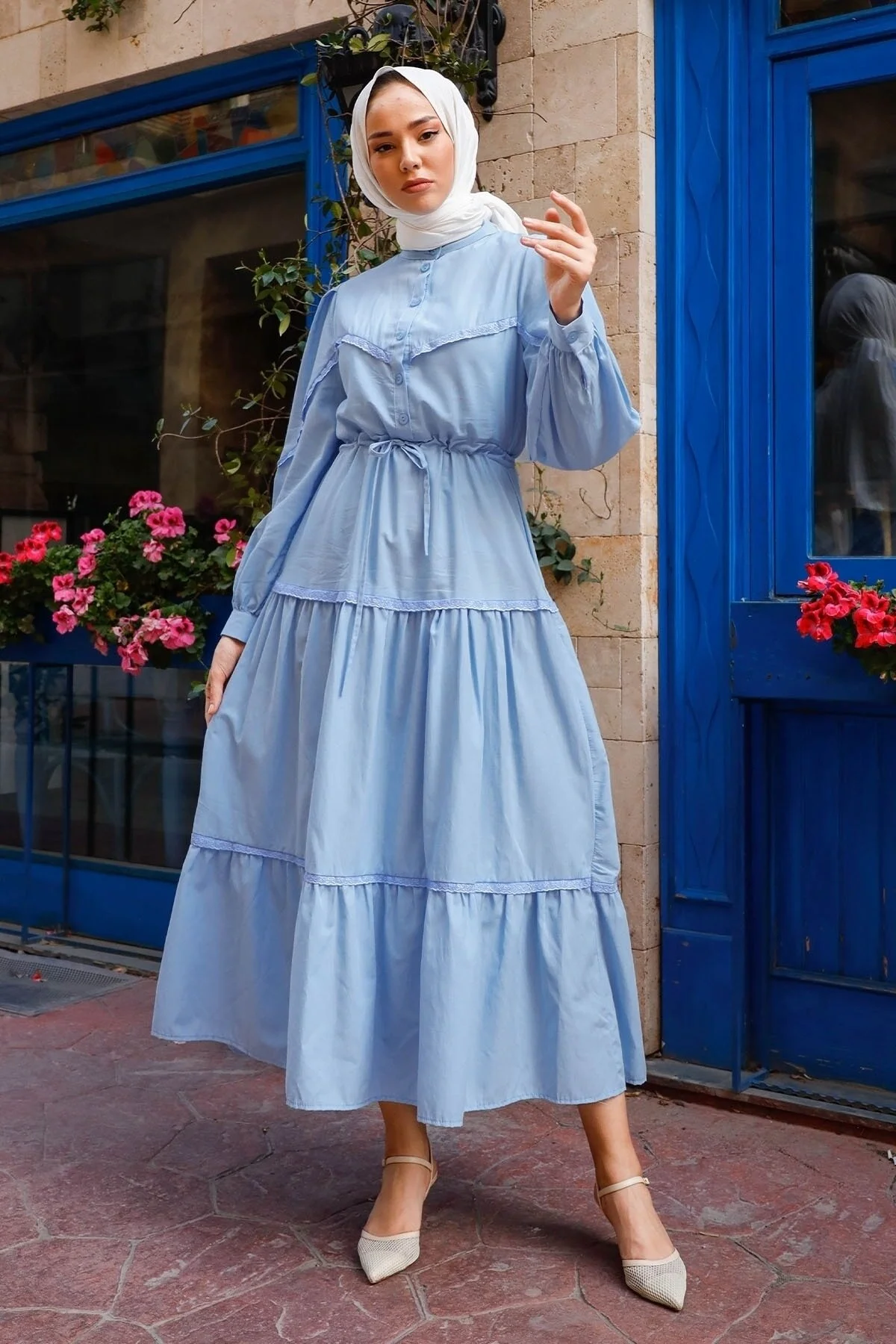 InStyle  Guipure-Detailliertes Hijab-Kleid mit Ballonärmeln – Babyblau