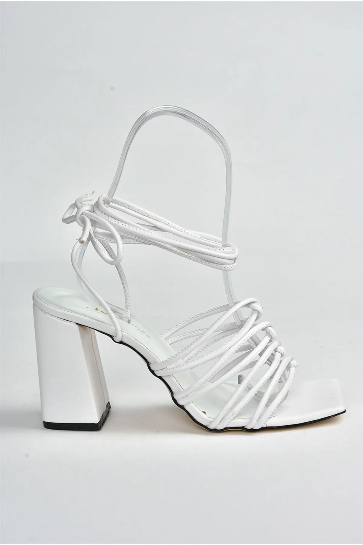 Fox Shoes  Weiße Damenschuhe mit dickem Absatz und Knöchelriemen M369544009